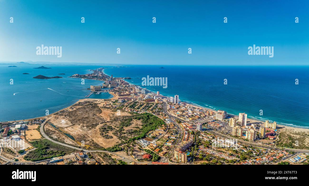 Blick aus der Vogelperspektive auf La Manga Seed von Mar Menor in der Region Murcia, Spanien, langer Streifen voller Hotels, Ferienhäuser beliebt für lokale Touristen Stockfoto