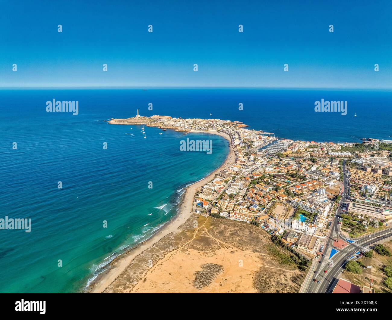 Blick aus der Vogelperspektive auf La Manga Seed von Mar Menor in der Region Murcia, Spanien, langer Streifen voller Hotels, Ferienhäuser beliebt für lokale Touristen Stockfoto
