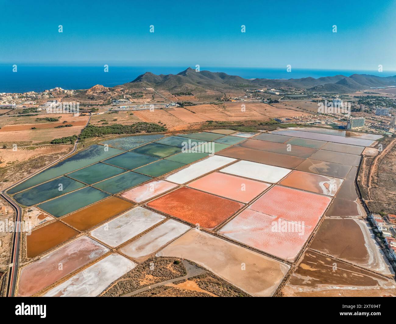 Blick aus der Vogelperspektive auf die Salzminen von La Manga, Salztisch, mit leuchtenden Farben in Orange, Rot und Rosa, die für einen Maler zum Malen bereit sind Stockfoto