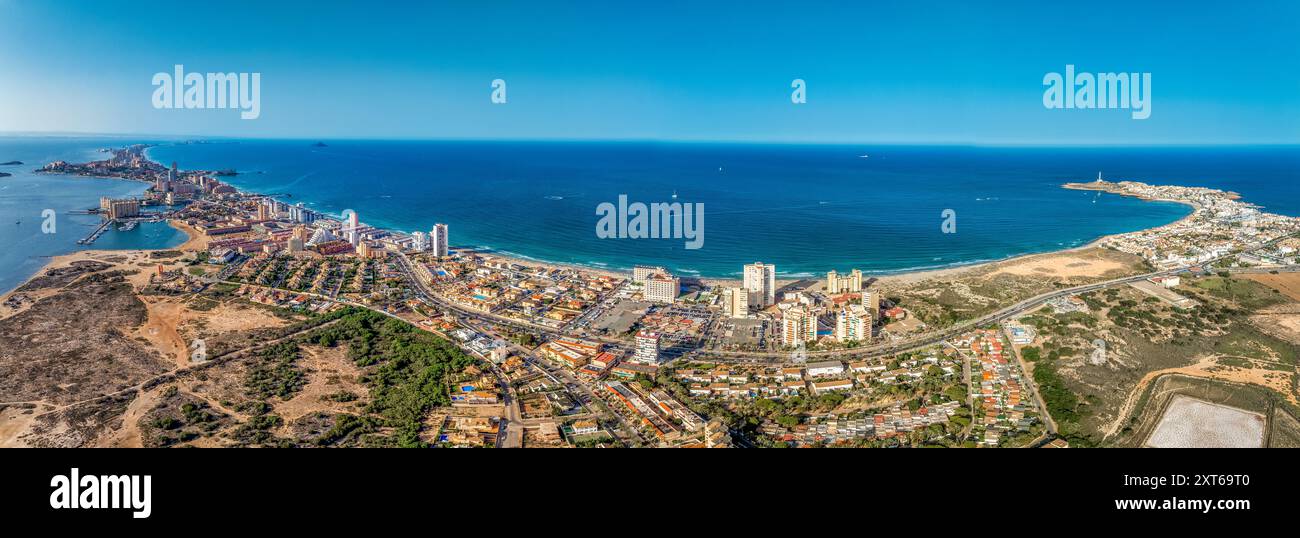 Blick aus der Vogelperspektive auf La Manga Seed von Mar Menor in der Region Murcia, Spanien, langer Streifen voller Hotels, Ferienhäuser beliebt für lokale Touristen Stockfoto
