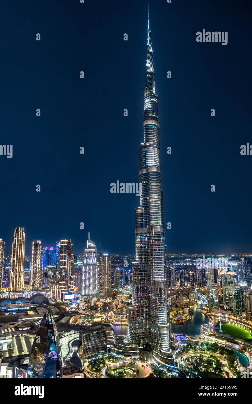 Dubai City Center Downtown District Panorama mit Skysraper, die in der Nacht vor Neonlichtern leuchten, VAE Stockfoto