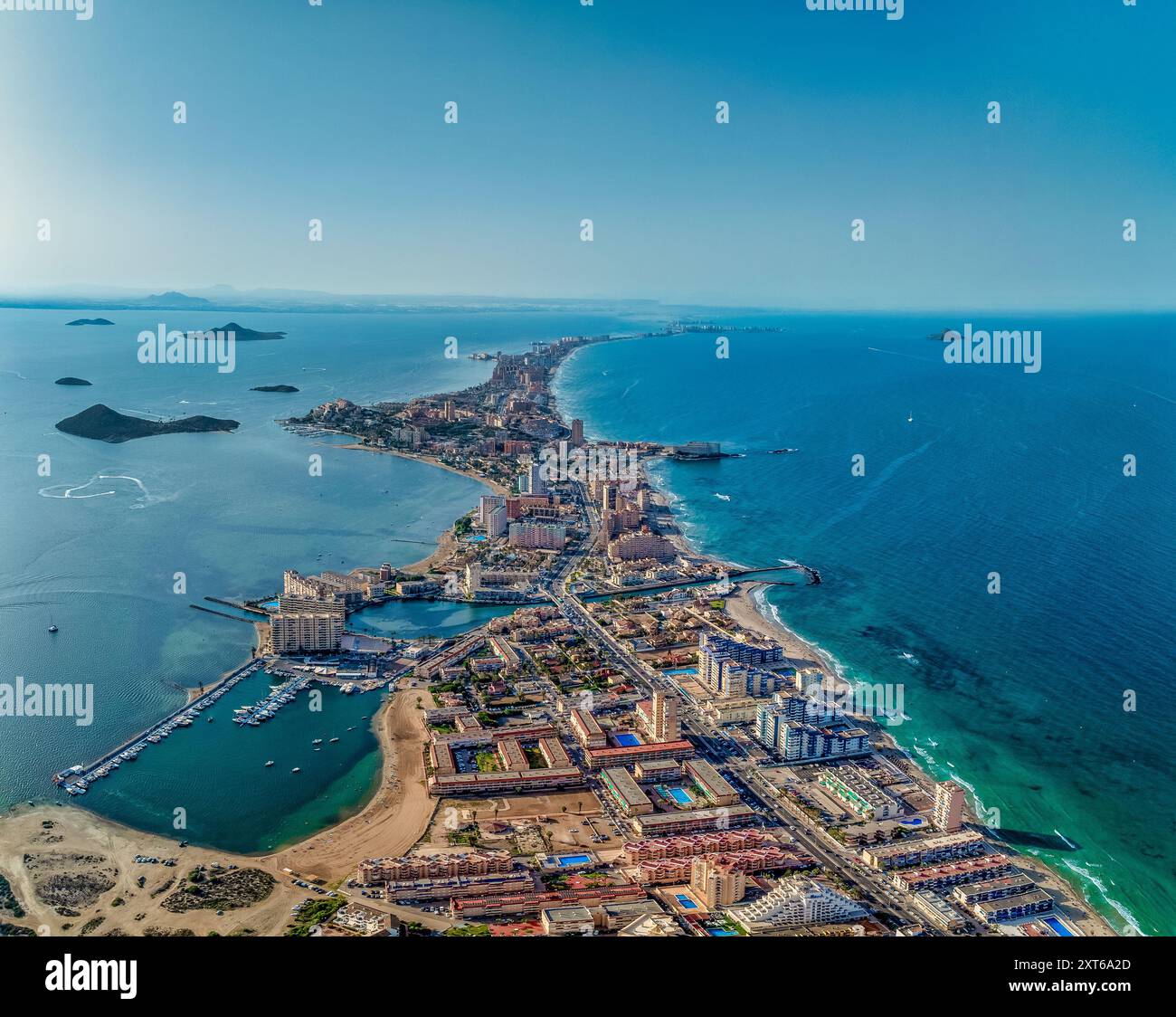 Blick aus der Vogelperspektive auf La Manga Seed von Mar Menor in der Region Murcia, Spanien, langer Streifen voller Hotels, Ferienhäuser beliebt für lokale Touristen Stockfoto