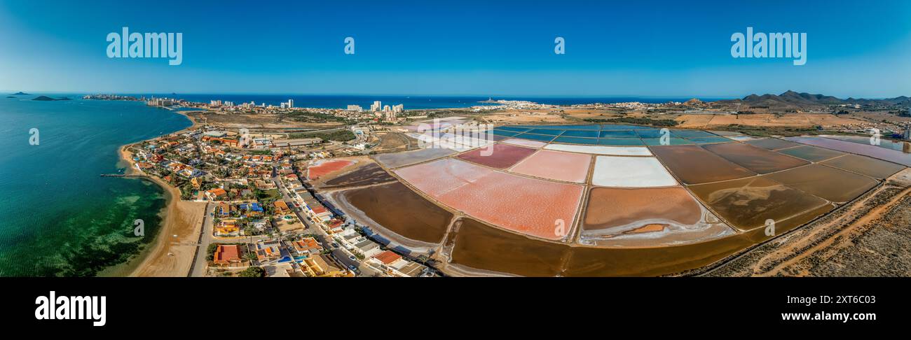 Blick aus der Vogelperspektive auf La Manga Seed von Mar Menor in der Region Murcia, Spanien, langer Streifen voller Hotels, Ferienhäuser beliebt für lokale Touristen Stockfoto