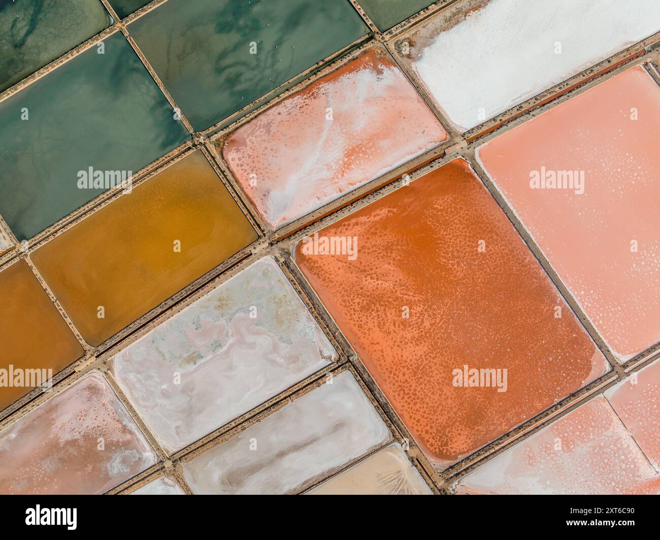 Blick aus der Vogelperspektive auf die Salzminen von La Manga, Salztisch, mit leuchtenden Farben in Orange, Rot und Rosa, die für einen Maler zum Malen bereit sind Stockfoto