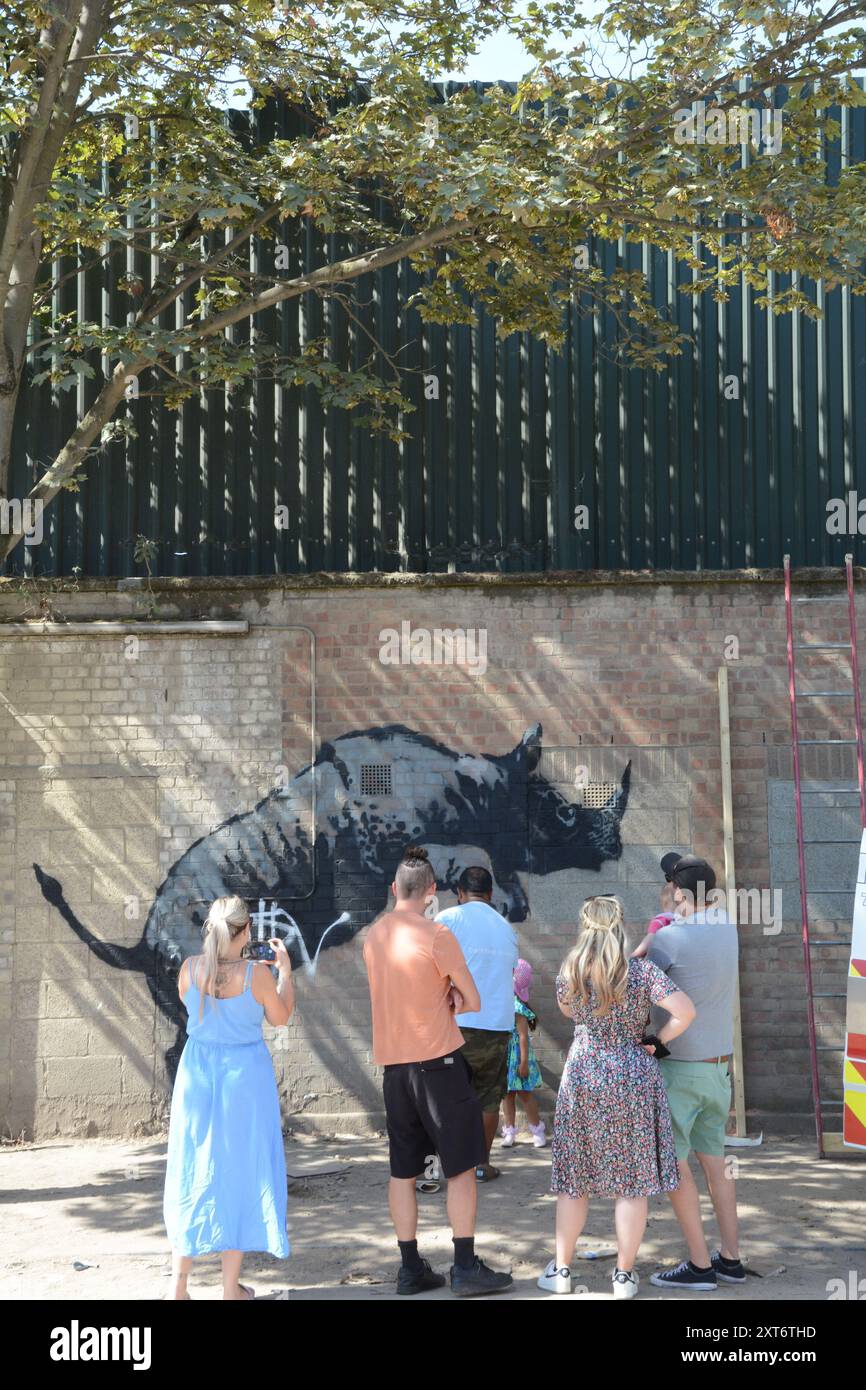 Banksys Nashorn in Charlton wurde Stunden nach seiner Enthüllung markiert und am folgenden Tag wurde das Werk geschützt. Stockfoto