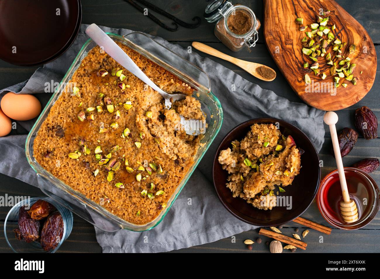 Nahöstliches Frühstück Bake: Frühstücksauflauf mit Bulgur, Eiern, Milch, Datteln und Gewürzen mit gehackten Pistazien und Honig Stockfoto