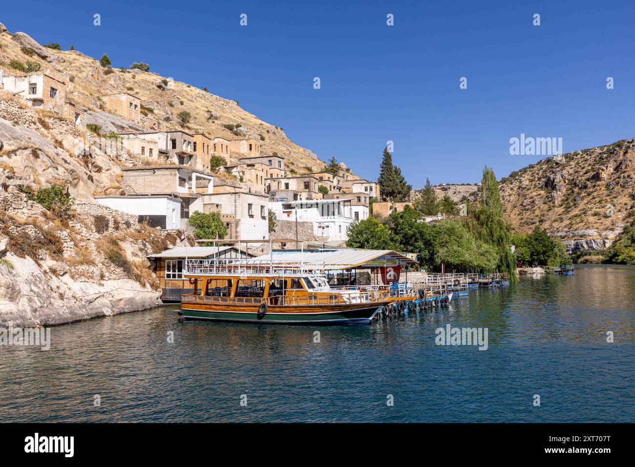 Halfeti Dorf mit versunkener Moschee in der Provinz Sanliurfa in der Türkei. Blick auf die versunkene Stadt Halfeti in Sanliurfa, Türkei. Stockfoto