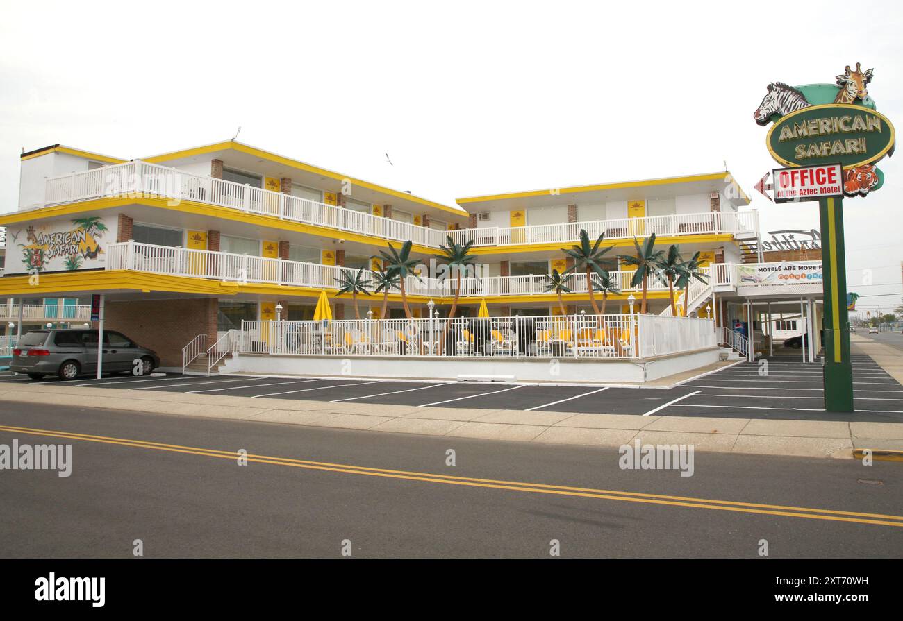 Das Wildwood Hotel verfügt über die legendäre Doo-Wop-Resort-Architektur aus den 1950er Jahren mit kräftigen Winkeln und hellen Farben im Art déco-Retro-Design. Stockfoto