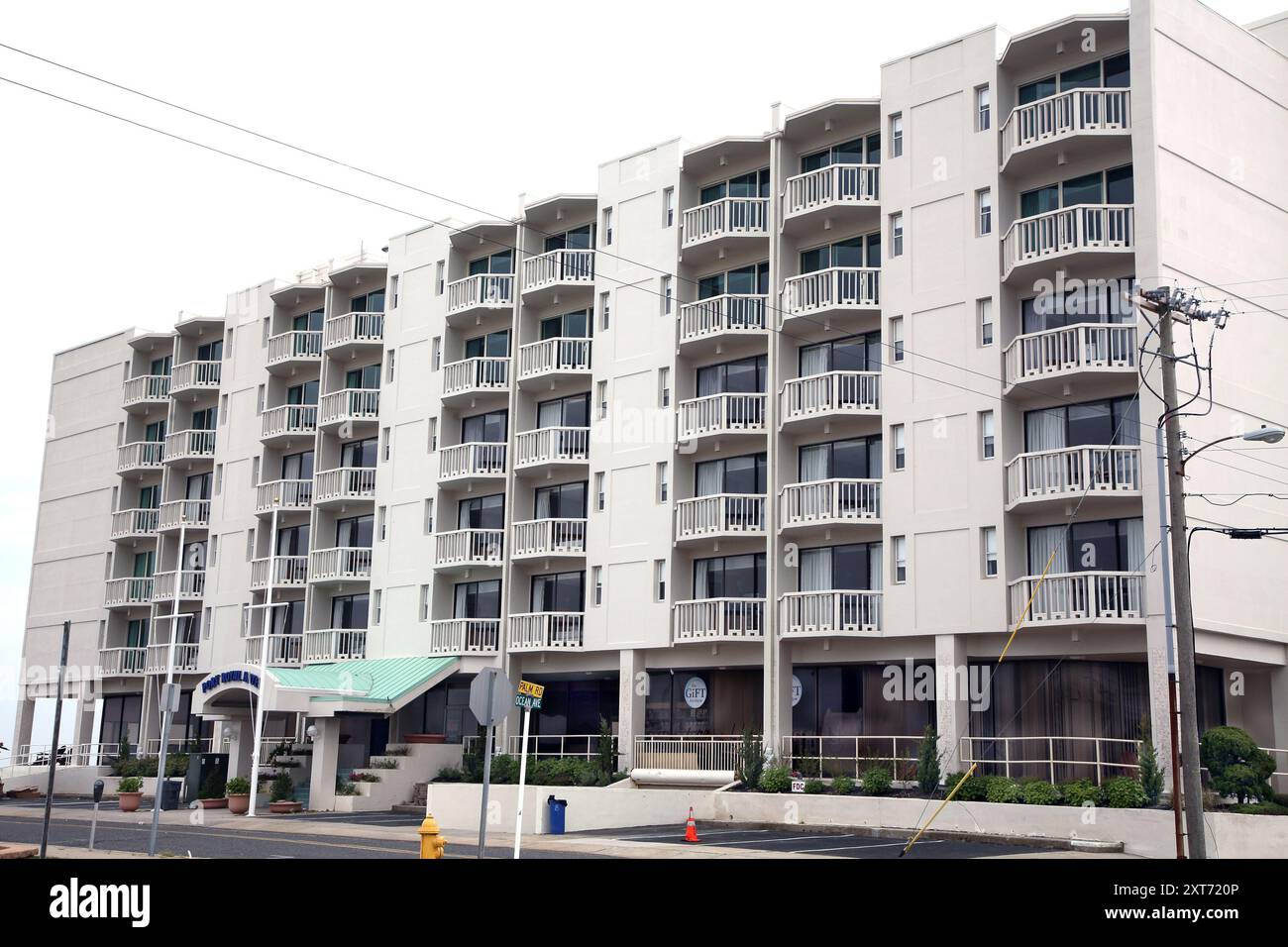 Das Wildwood Hotel verfügt über die legendäre Doo-Wop-Resort-Architektur aus den 1950er Jahren, mit geschwungenen Kurven und hellen Farben im Art déco-Retro-Design. Stockfoto