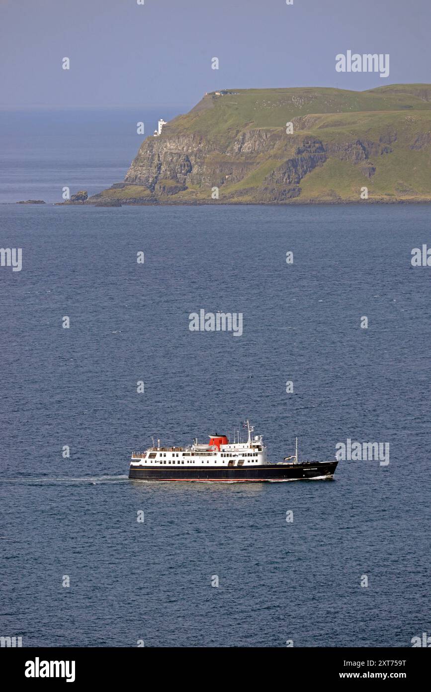 HEBRIDEAN PRINCESS, die am LEUCHTTURM RATHLIN WEST auf RATHLIN ISLAND vorbeifährt, auf dem Weg nach BALLYCASTLE, COUNTY DOWN, NORDIRLAND Stockfoto