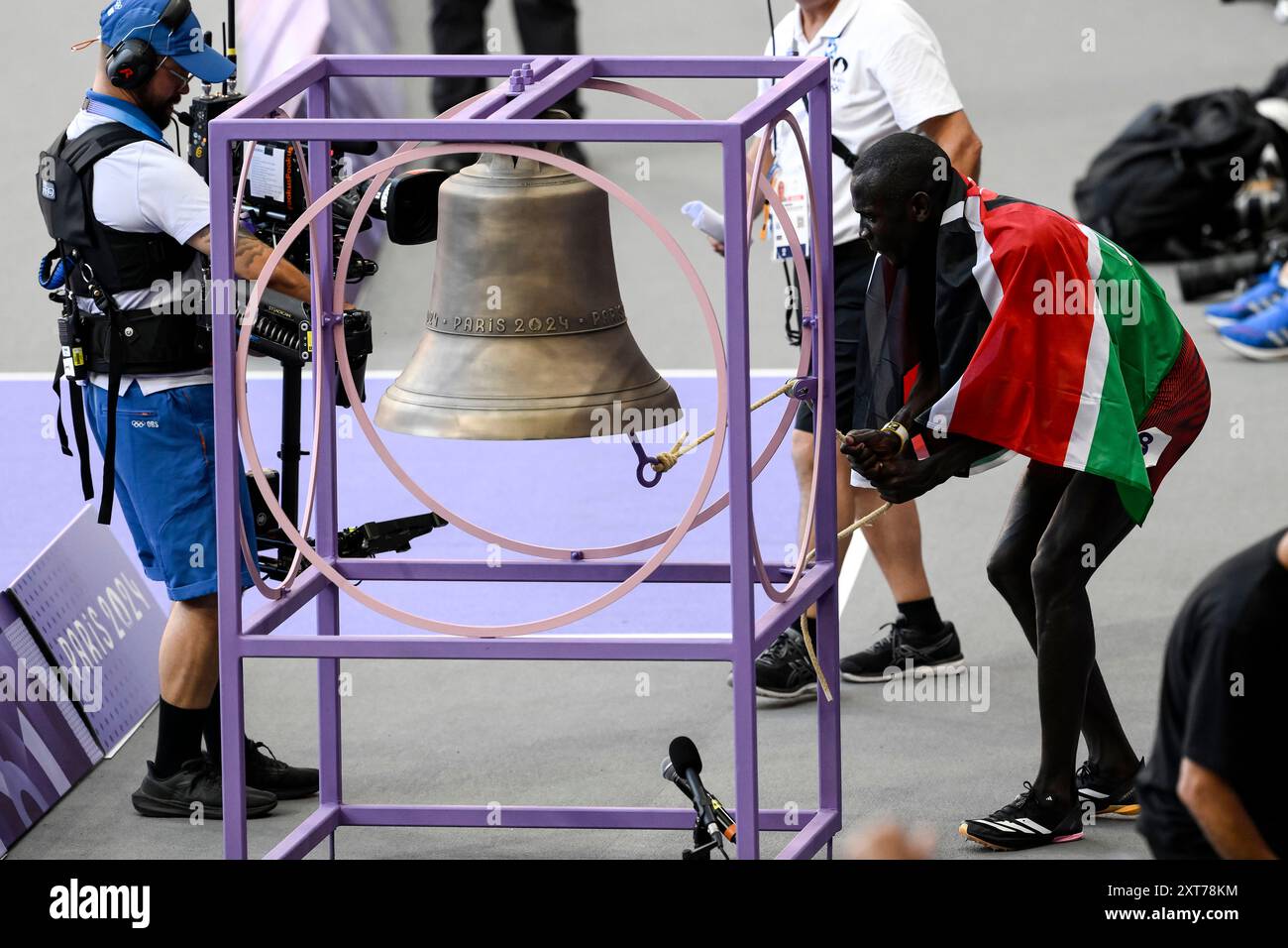 Emmanuel Wanyonyi aus Kenia läutet die Glocke, als er am 10. August 2024 im 800-m-Finale der Männer während der Olympischen Spiele 2024 im Stade de France in Paris (Frankreich) teilnahm. Emmanuel Wanyonyi gewann die Goldmedaille als erster. Stockfoto