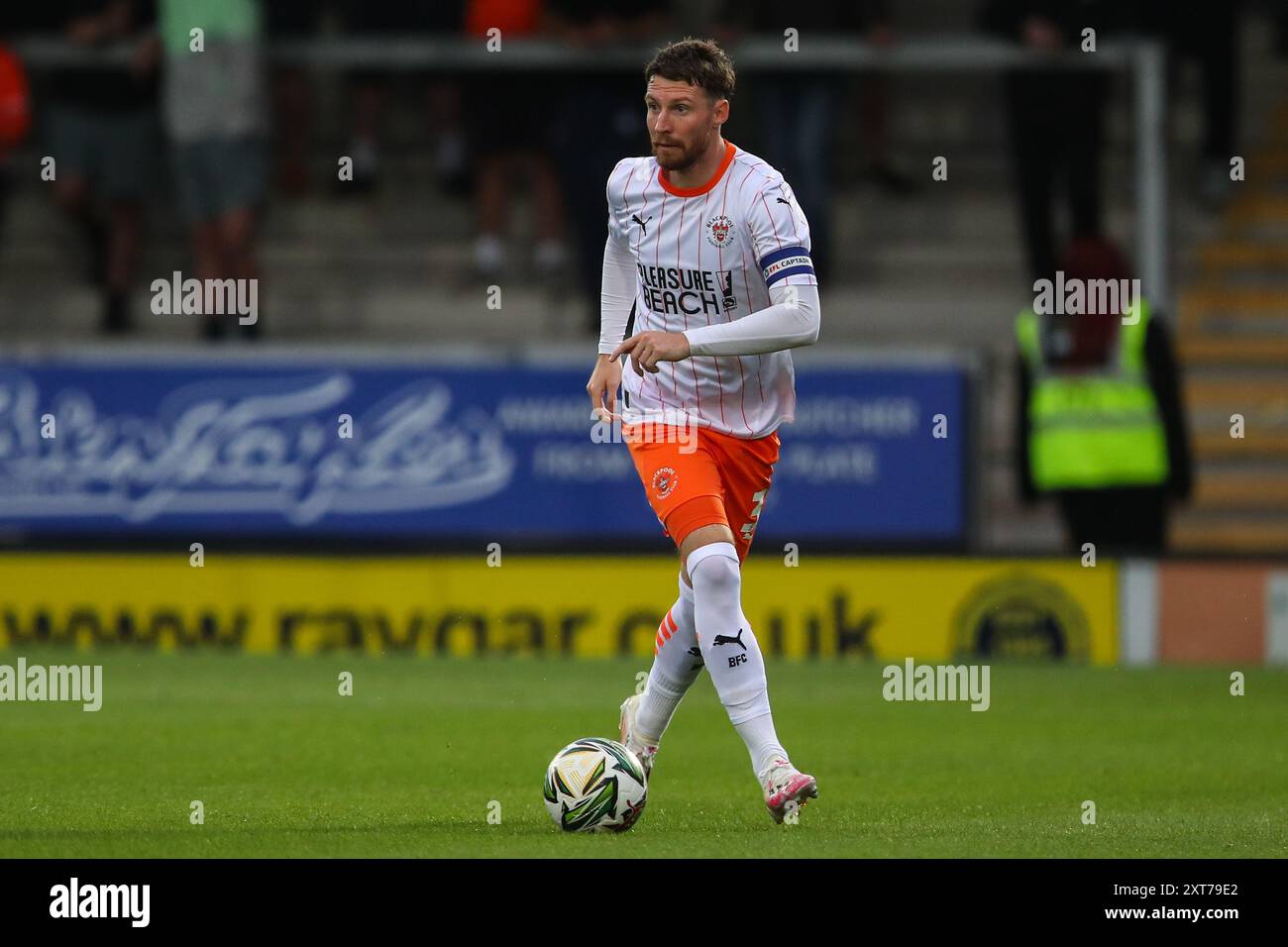 James Ehemann von Blackpool während des Carabao Cup Spiels Burton Albion gegen Blackpool im Pirelli Stadium, Burton upon Trent, Großbritannien, 13. August 2024 (Foto: Gareth Evans/News Images) Stockfoto