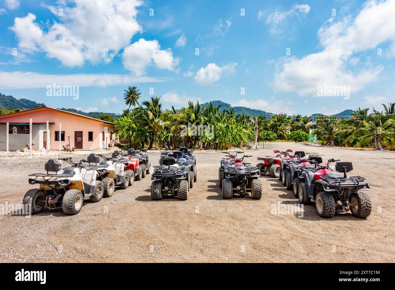 Quad-Bikes standen bereit für die Fahrt in Balik Pulau, Penang, Malaysia Stockfoto