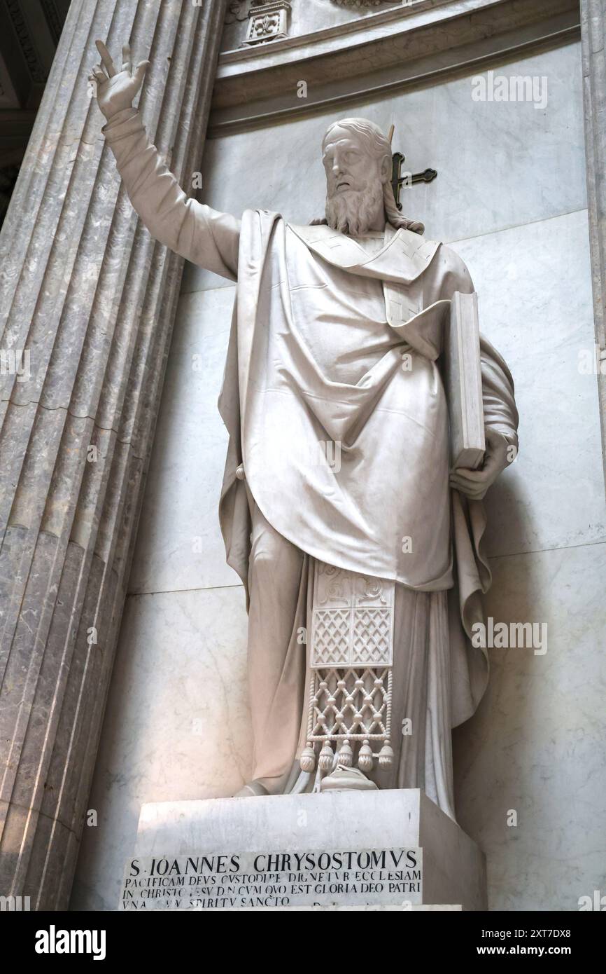 Statue des Heiligen Johannes Chrysostomos in der Basilica reale Pontifica San Francisco in Neapel Italien Stockfoto