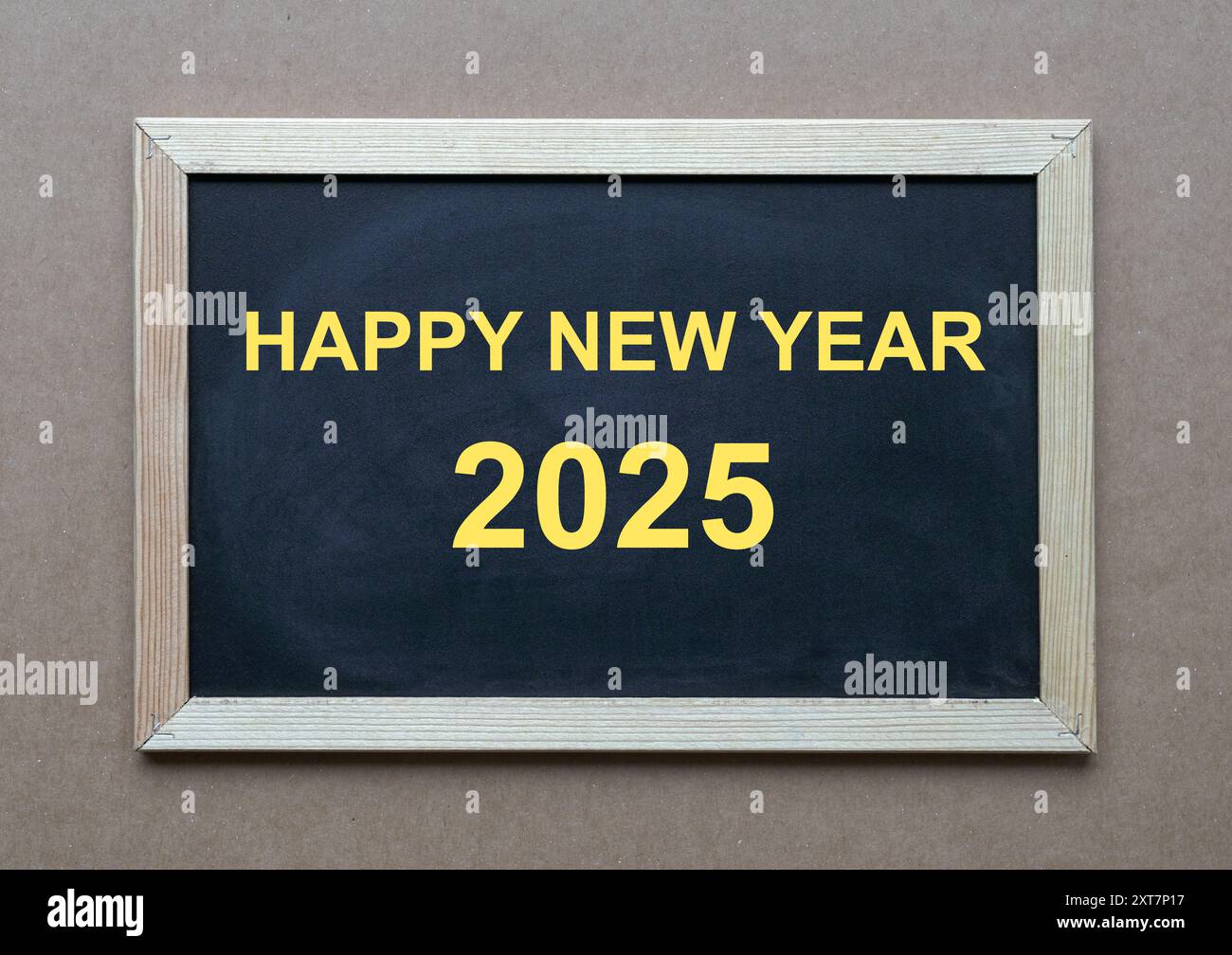 Happy New Year 2025, gelber Text auf Tafel. Stockfoto