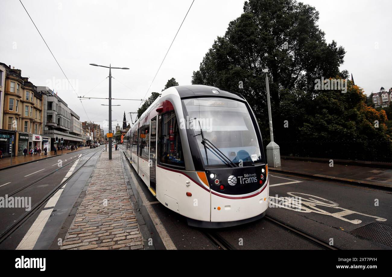 Aktenfoto vom 10/15 einer Straßenbahn auf der Princes Street in Edinburgh. Die Beschäftigten des Edinburgher Straßenbahnnetzes haben Streiks in einem Streit über fehlende Toilettenunterbrechungen unterstützt. Die gewerkschaft Unite sagte, dass verspätete Dienste dazu führen, dass Fahrer vor ihrer nächsten Abfahrt keine Pause einlegen können, was zu gesundheitlichen Problemen bei den Mitgliedern geführt hat. Unite sagte, dass 160 Mitarbeiter streiken könnten, nachdem eine Abstimmung von mehr als 90 % der Mitglieder unterstützt wurde. Ausgabedatum: Mittwoch, 14. August 2024. Stockfoto