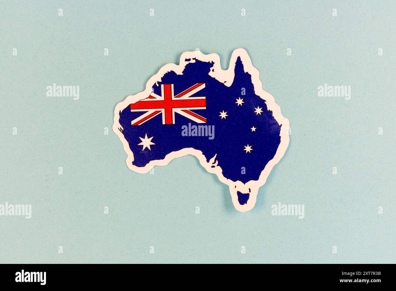 Australien Karte Aufkleber mit Nationalflagge auf hellblauem Hintergrund mit Kopierraum. Stockfoto