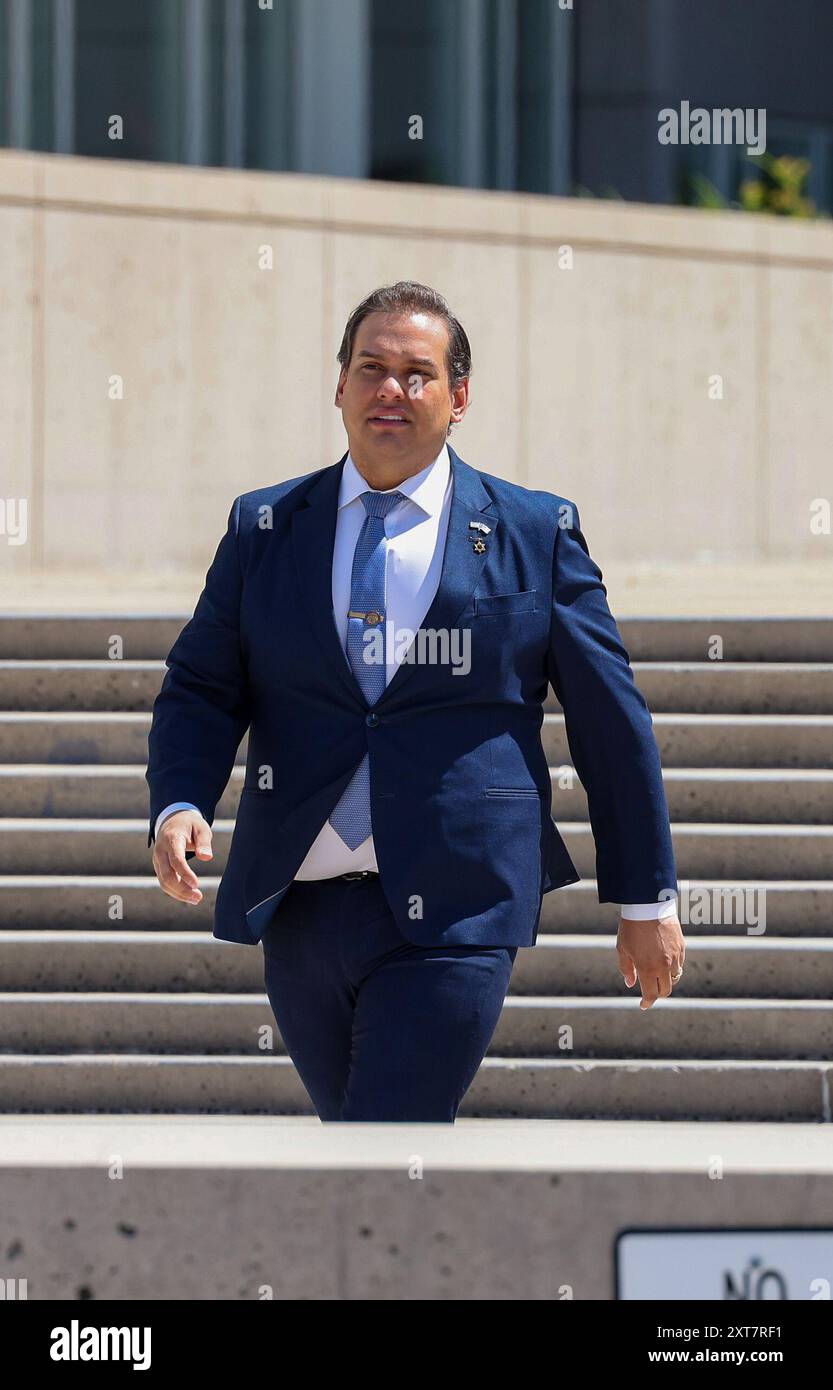CENTRAL ISLIP, NEW YORK – 13. AUGUST: George Santos, ehemaliger Repräsentant aus New York, trifft am Bundesgericht ein. Santos bittet um eine teilweise anonyme Jury, während die Staatsanwaltschaft darauf dringt, einige seiner vergangenen Wahlkampagnen als Beweis zuzugeben, als der in Ungnade geratene New York Republikaner am 13. August 2024 in Central Islip, New York People: George Santos Credit: Storms Media Group/Alamy Live News Stockfoto