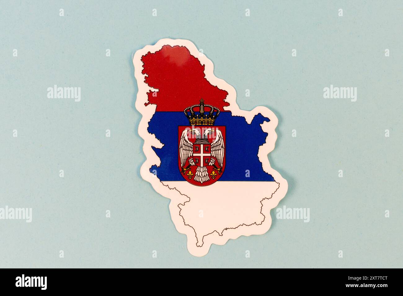 Serbien Karte mit Nationalflagge Design - serbisches Erbe auf hellblauem Hintergrund mit Kopierraum. Stockfoto