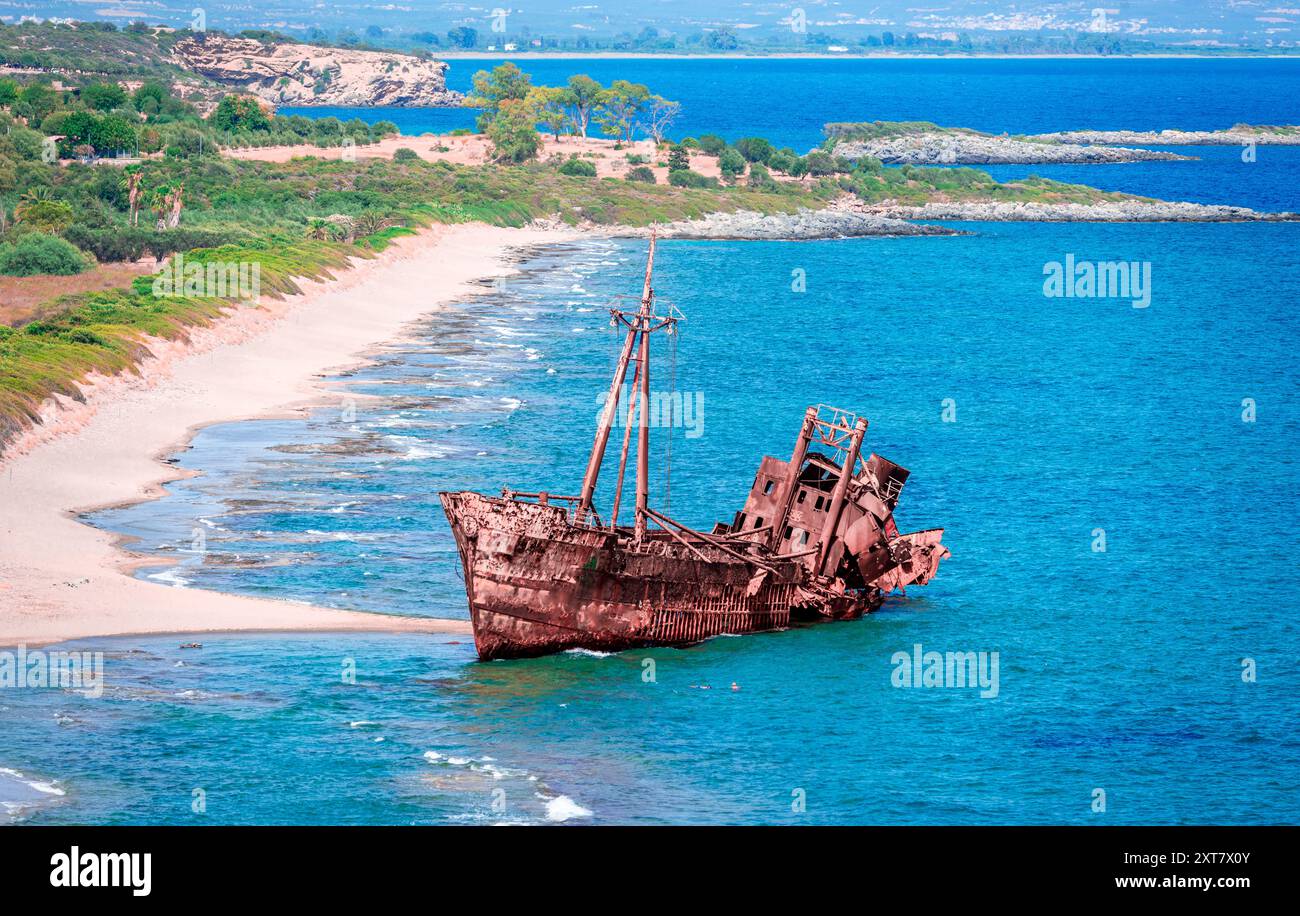 Dimitrios, ein griechisches Schiffswrack, berühmt für seine malerische Lage an einem leicht zugänglichen Sandstrand in der Nähe von Gythio, Peloponnes, Griechenland. Stockfoto