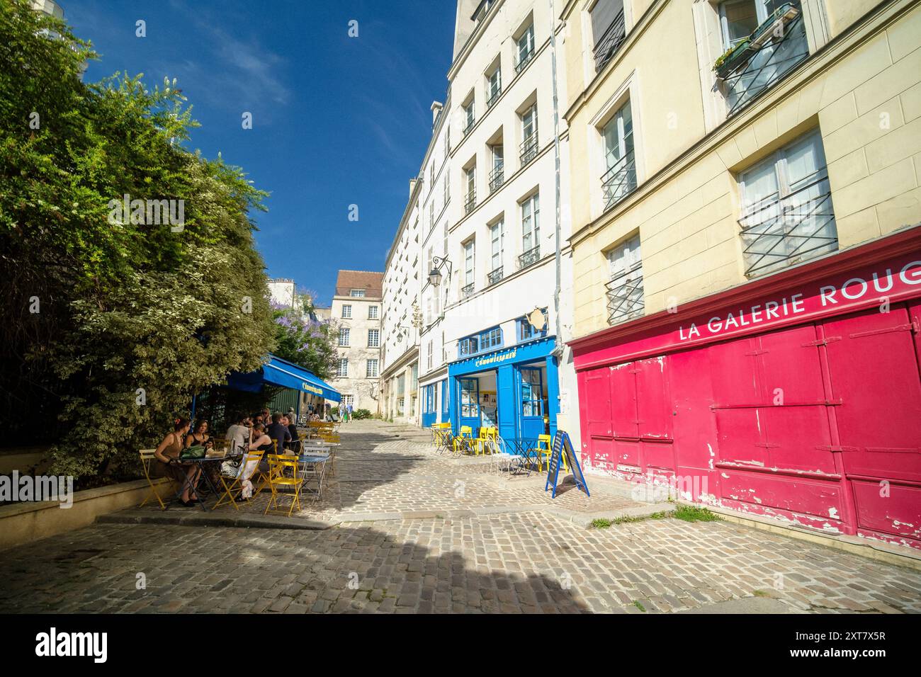Paris, Frankreich - 10. August 2024 : Blick auf die Menschen, die im Freien in einem Restaurant in der Rue de Barres Paris Frankreich Abendessen und Getränke genießen Stockfoto