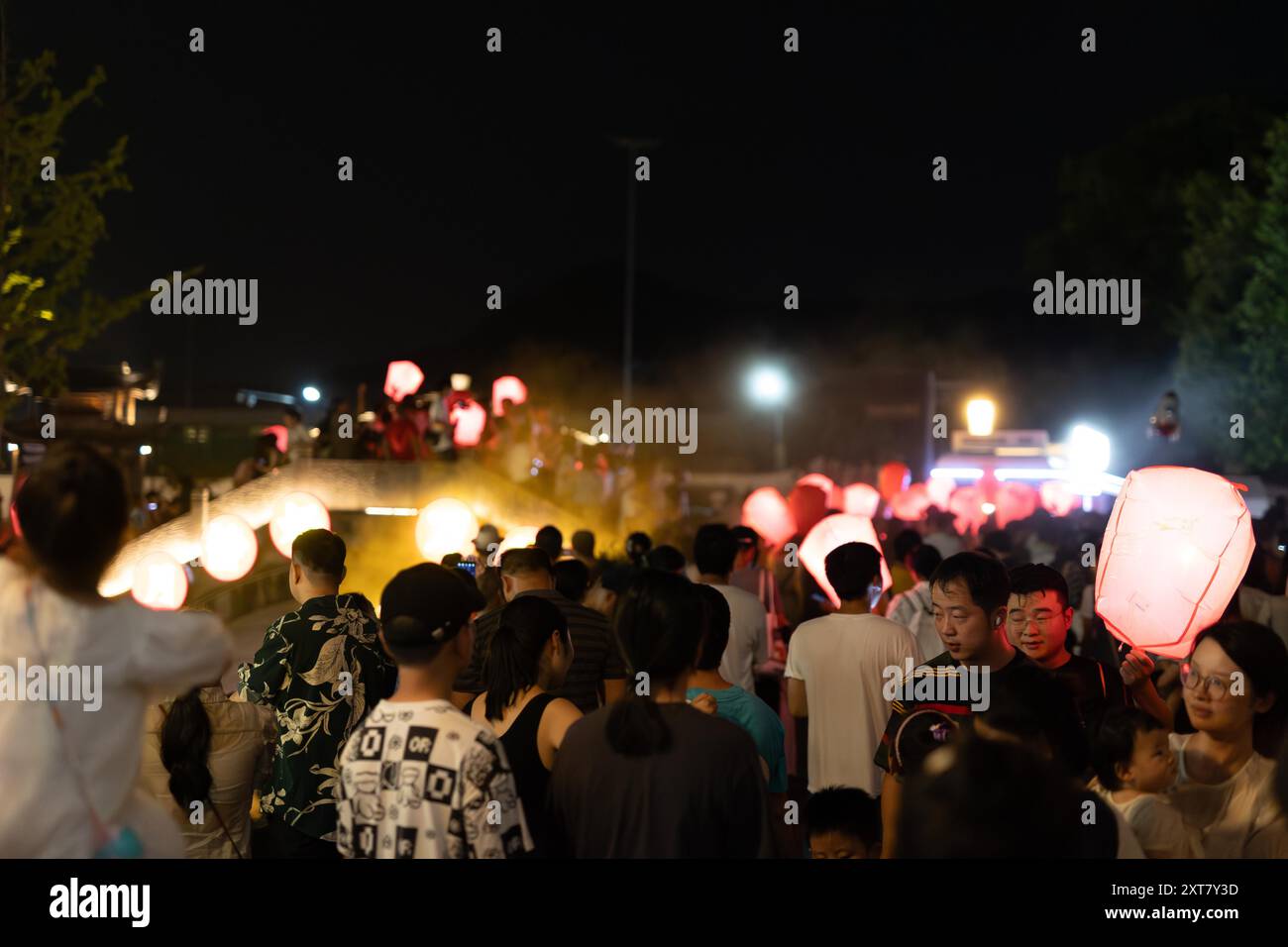 Die Menschen lassen Kongming-Laternen frei, um das Qixi-Festival in der Stadt Hangzhou, der ostchinesischen Provinz Zhejiang, am 10. August 2024 zu feiern. (Foto: Imaginechina/SIPA USA) Credit: SIPA US/Alamy Live News Stockfoto