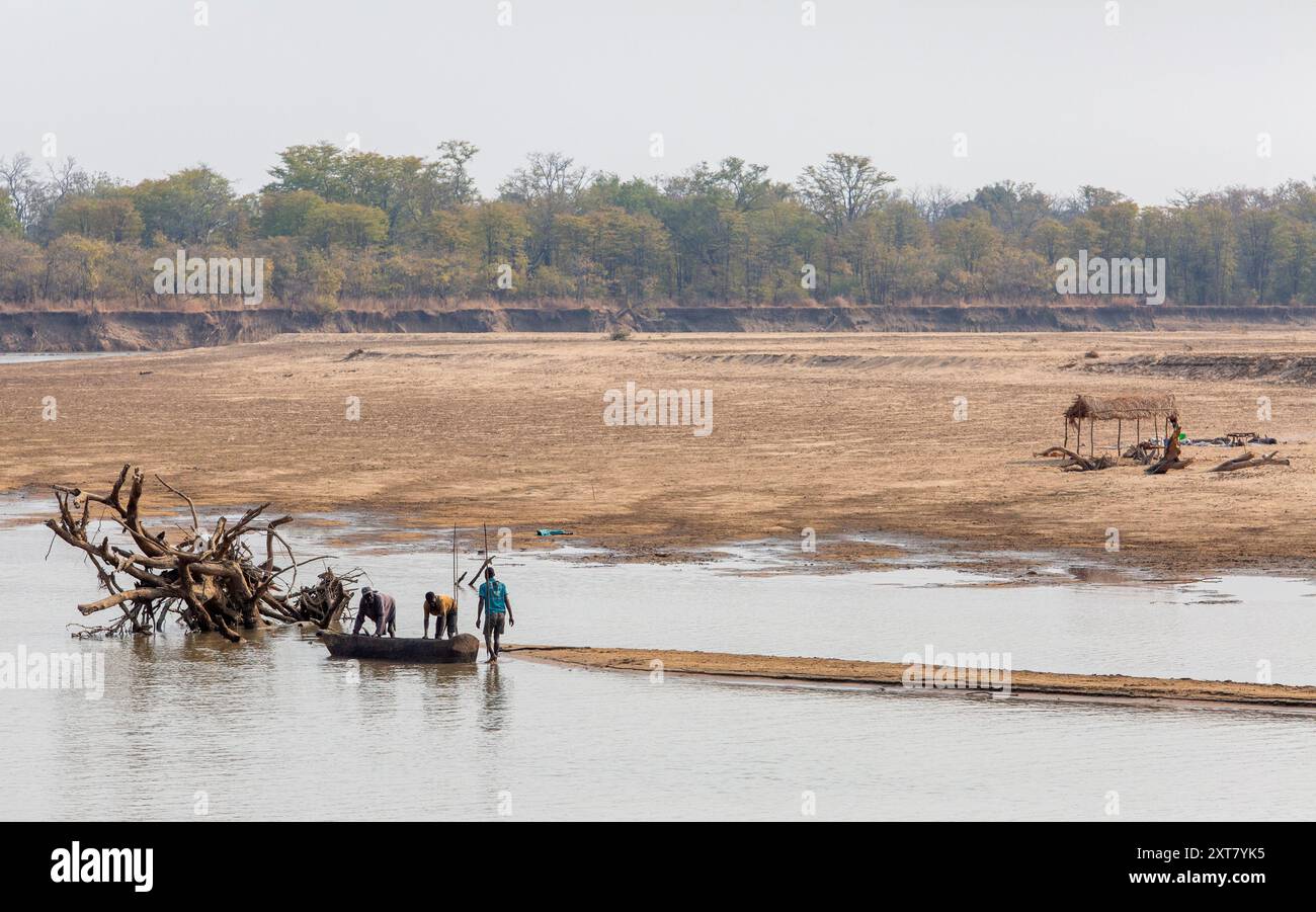 Einheimische Fischer am Luangwa River im Musalungu Game Management Area, grenzend an North Luangwa NP, Sambia Stockfoto