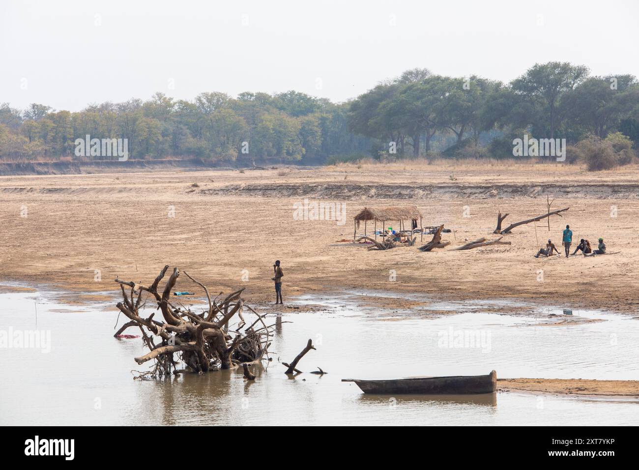 Einheimische Fischer am Luangwa River im Musalungu Game Management Area, grenzend an North Luangwa NP, Sambia Stockfoto