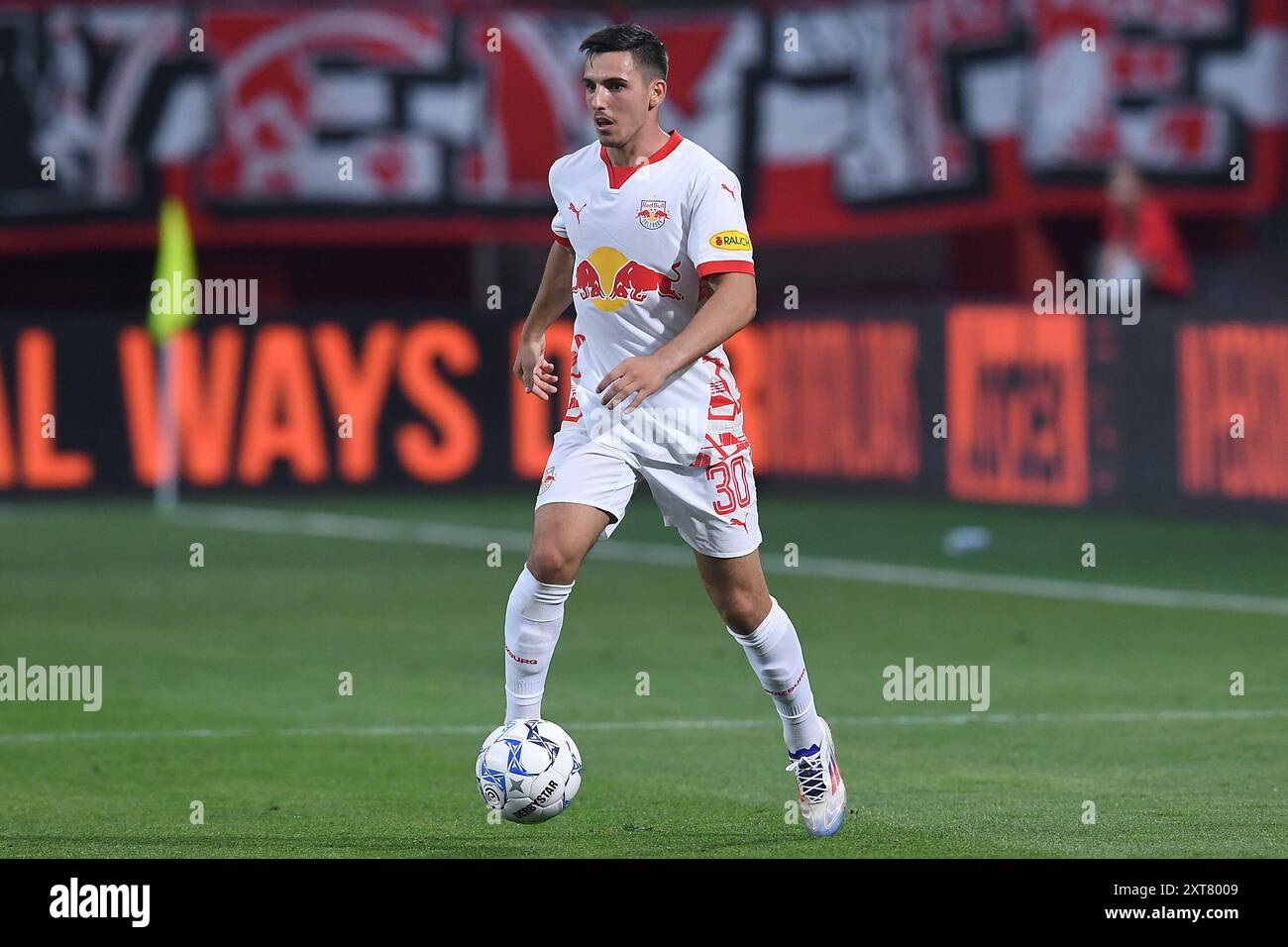 Enschede, Deutschland. August 2024. Fussball UEFA Champions League Qualifikation 3. Runde FC Twente - FC Salzburg am 13.08.2024 im Stadion de Grolsch Veste in Enschede Oscar Gloukh ( Salzburg ) Foto: Revierfoto Credit: ddp Media GmbH/Alamy Live News Stockfoto