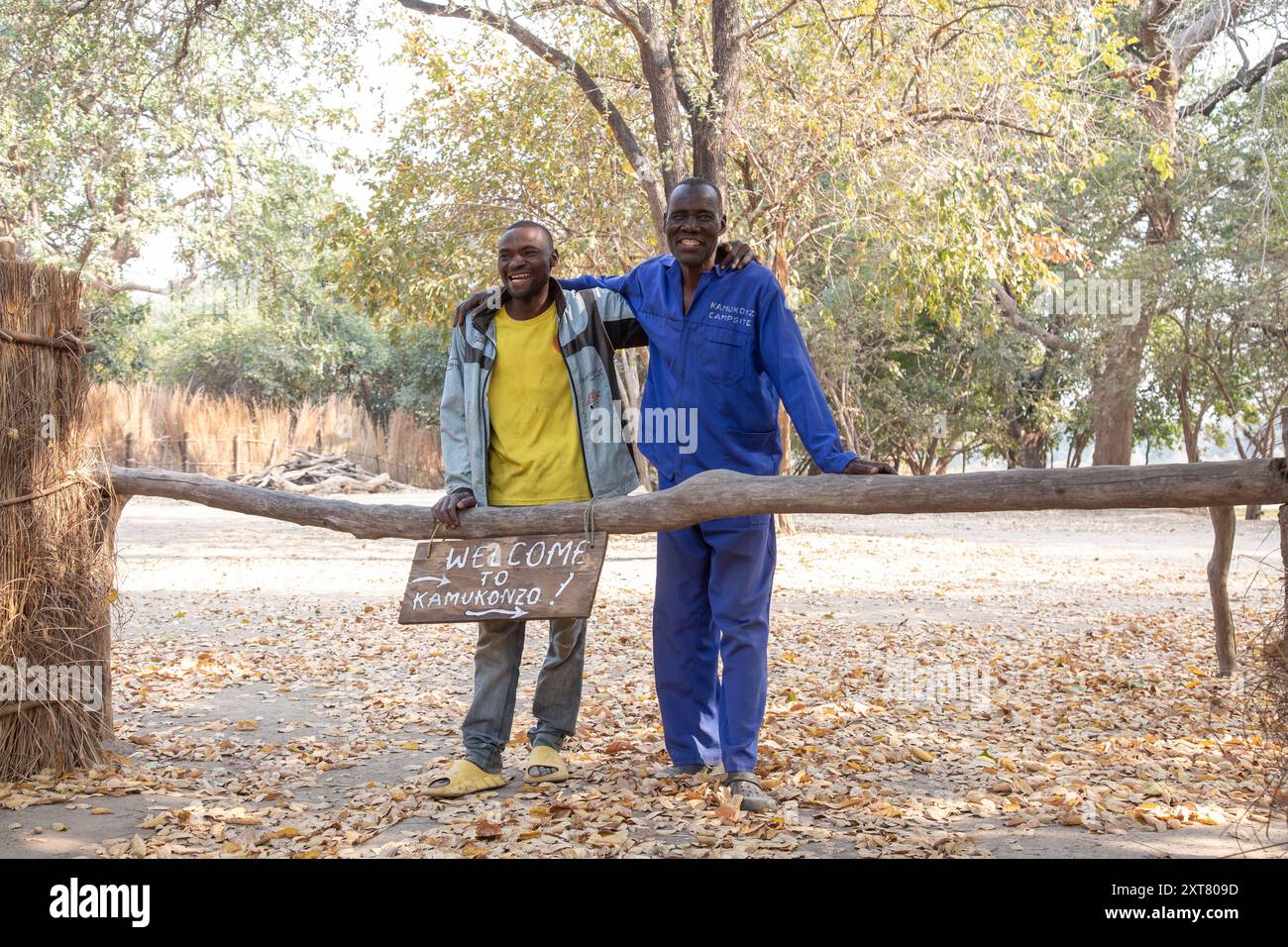 Lächelnde Mitarbeiter auf dem Kamukonzo Community Camp-Platz im Lumimba GMA nördlich des Luambe National Park Stockfoto
