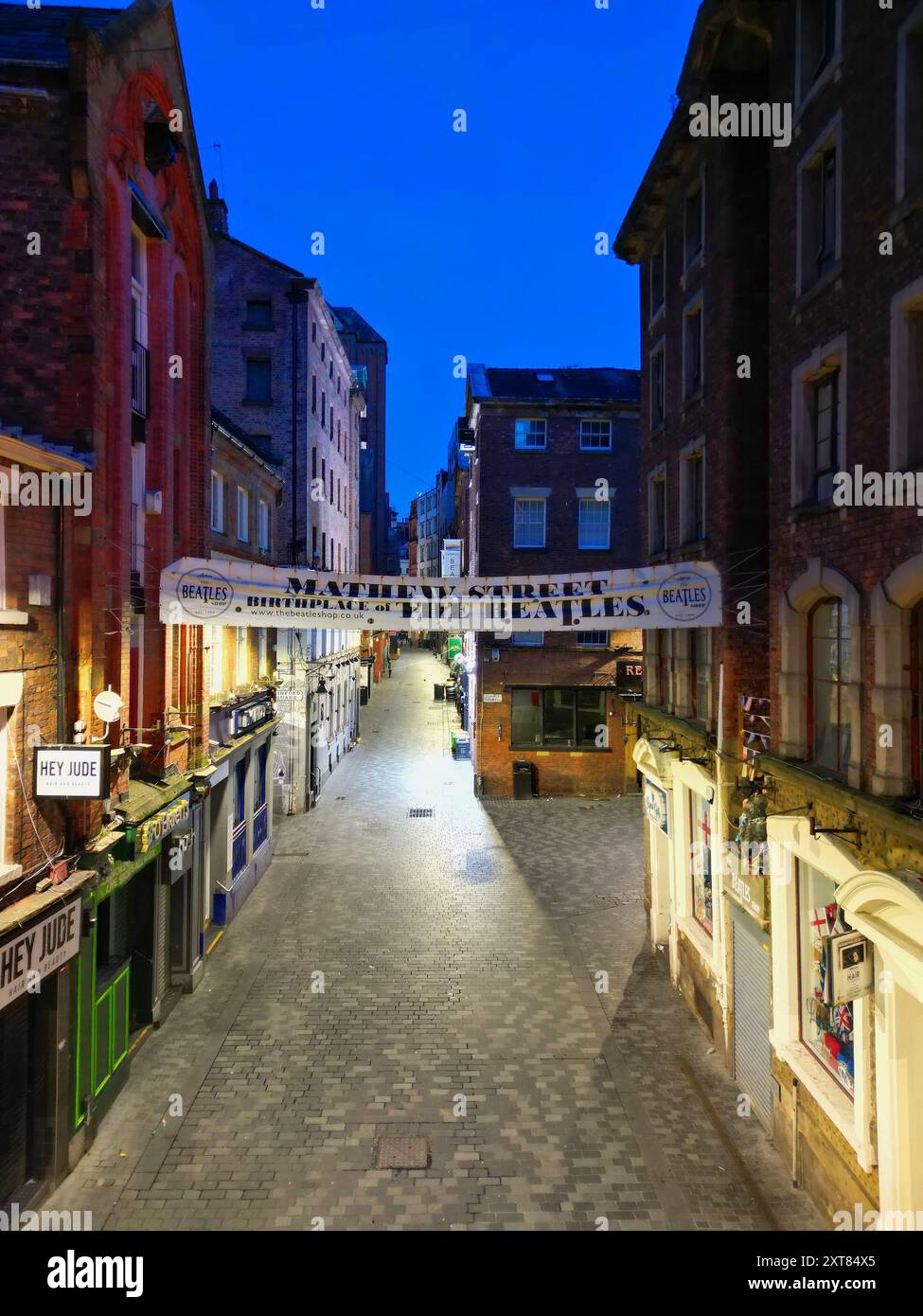 Erhöhtes Bild mit Blick auf die Mathew Street im Cavern Quarter, Heimat des berühmten Cavern Club und zahlreicher Beatles-Themenbars Liverpool UK. Stockfoto