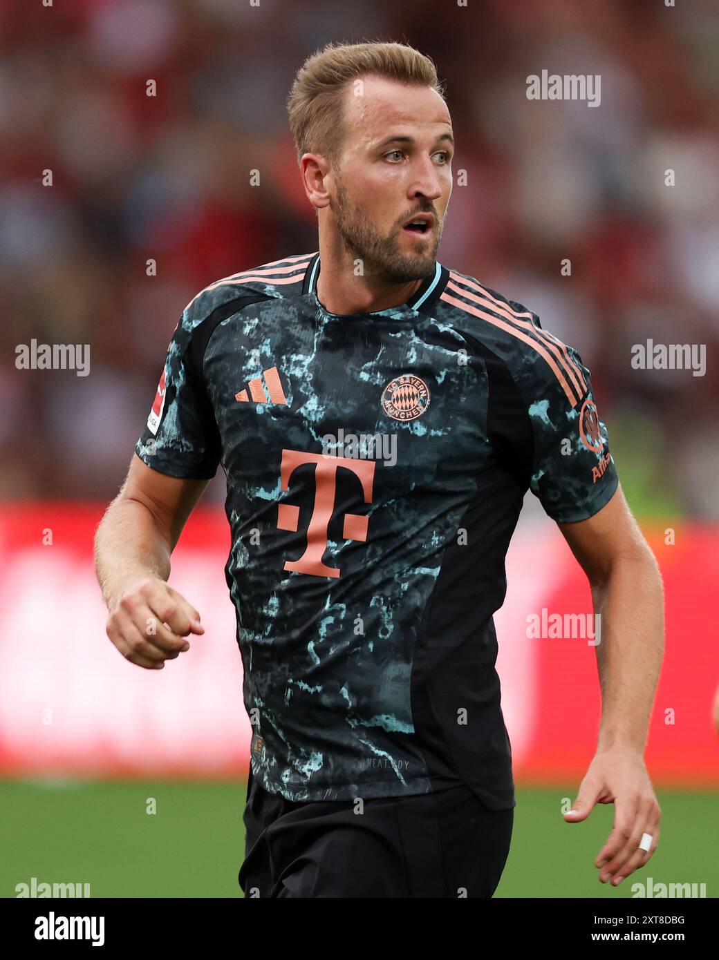 UNTERHACHING, DEUTSCHLAND - 13. AUGUST: Harry Kane von Bayern München im Einsatz beim FC Bayern München gegen WSG Tirol - Vorsaison-Freundschaftsspiel im Sportpark Unterhaching am 13. August 2024 in Unterhaching. © diebilderwelt / Alamy Stock Stockfoto