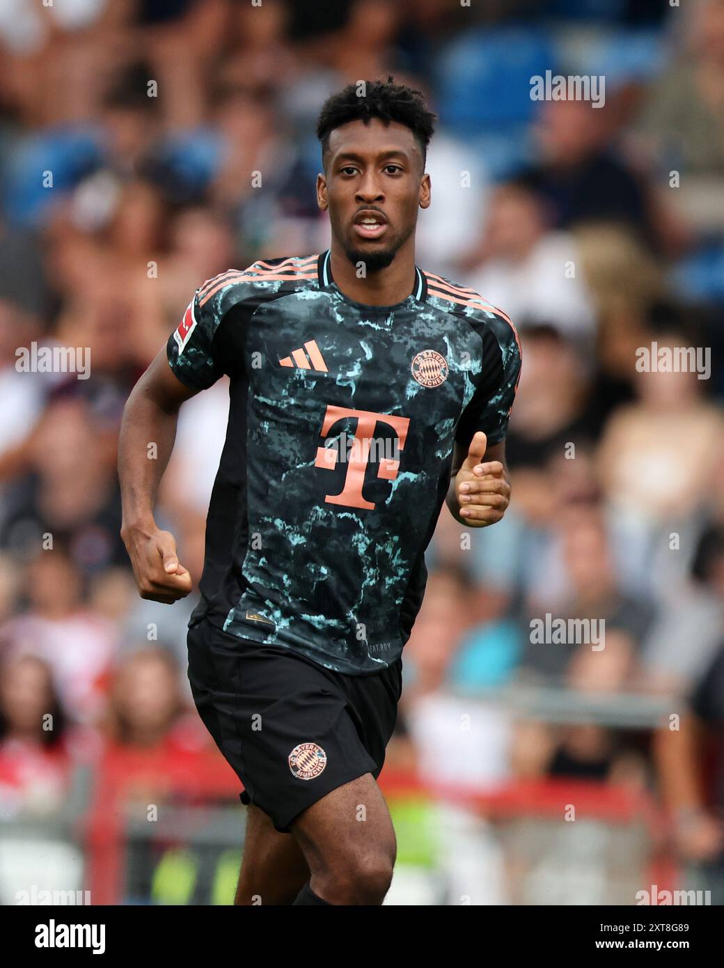 UNTERHACHING, DEUTSCHLAND - 13. AUGUST: Kingsley Coman von Bayern München im Einsatz beim FC Bayern München gegen WSG Tirol - Vorsaison-Freundschaftsspiel im Sportpark Unterhaching am 13. August 2024 in Unterhaching. © diebilderwelt / Alamy Stock Stockfoto