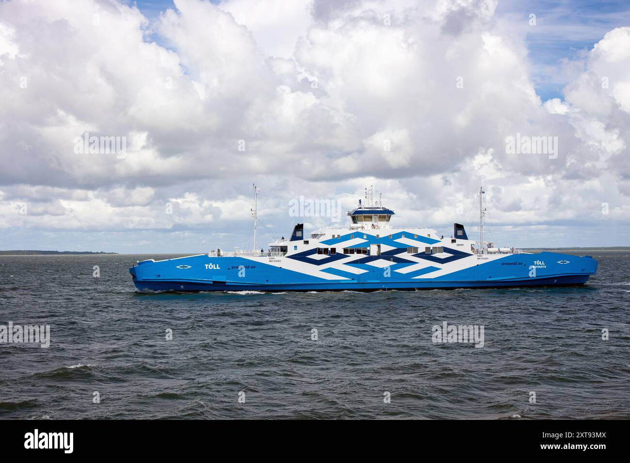 Virtsu, Läänemaa, Estland-11AUG2024-Fähre zwischen Virtsu und Kuivastu Hafen. Boot namens Tõll. Stockfoto