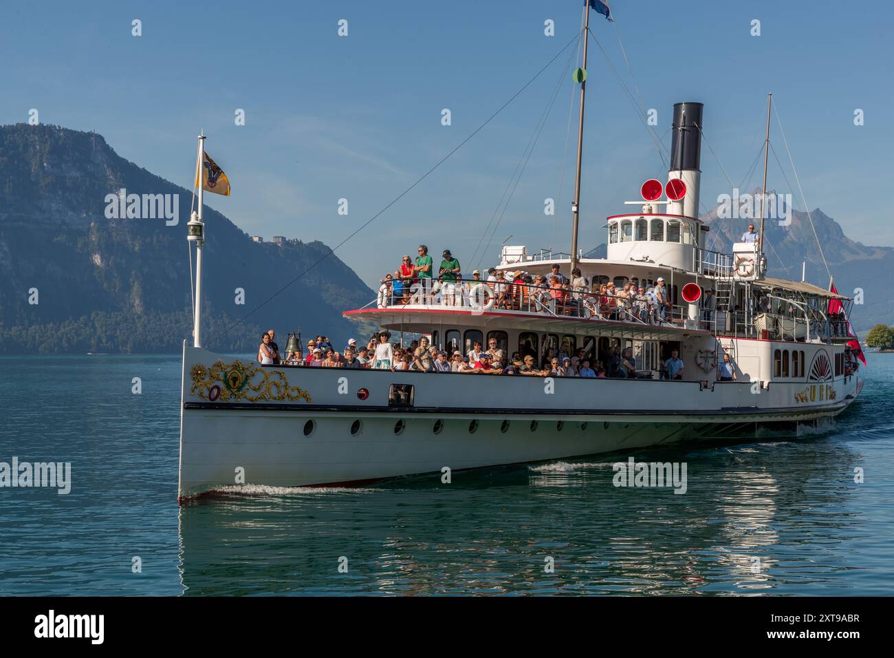 Der Raddampfer URI am Vierwaldstättersee ist nach dem Kanton in der Zentralschweiz benannt. Seestraße, Weggis, Luzern, Schweiz Stockfoto