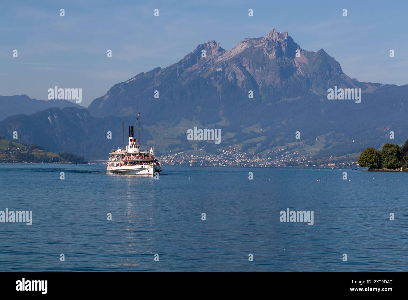 Der Raddampfer URI am Vierwaldstättersee ist nach dem Kanton in der Zentralschweiz benannt. Seestraße, Weggis, Luzern, Schweiz Stockfoto