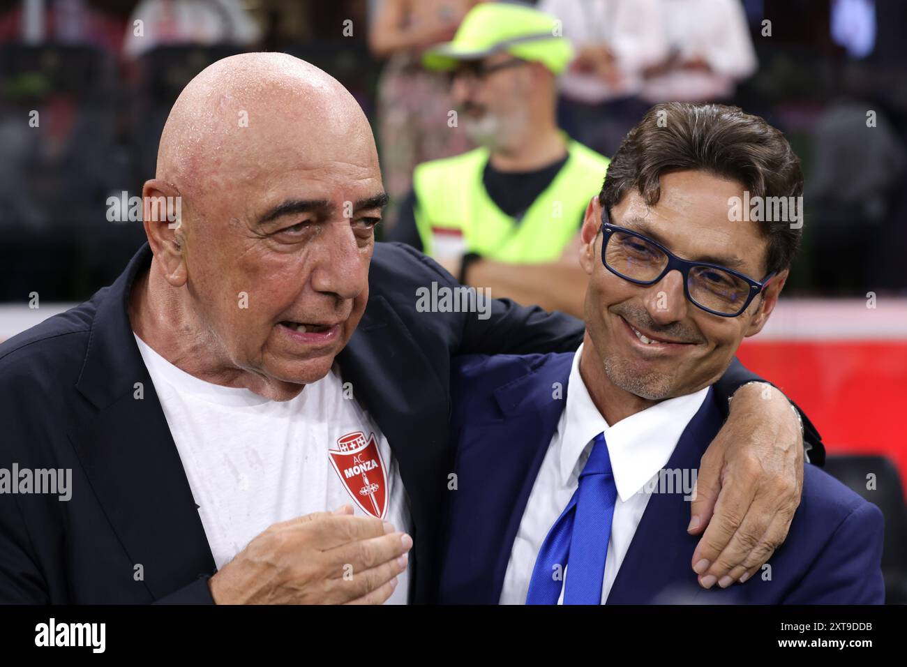 Mailand, Italien. August 2024. Adriano Galliani Vice President und Managing Director von AC Monza begrüßt Pier Silvio Berlusconi, während sie nach dem Trofeo Silvio Berlusconi Spiel in Giuseppe Meazza, Mailand, plaudern. Der Bildnachweis sollte lauten: Jonathan Moscrop/Sportimage Credit: Sportimage Ltd/Alamy Live News Stockfoto