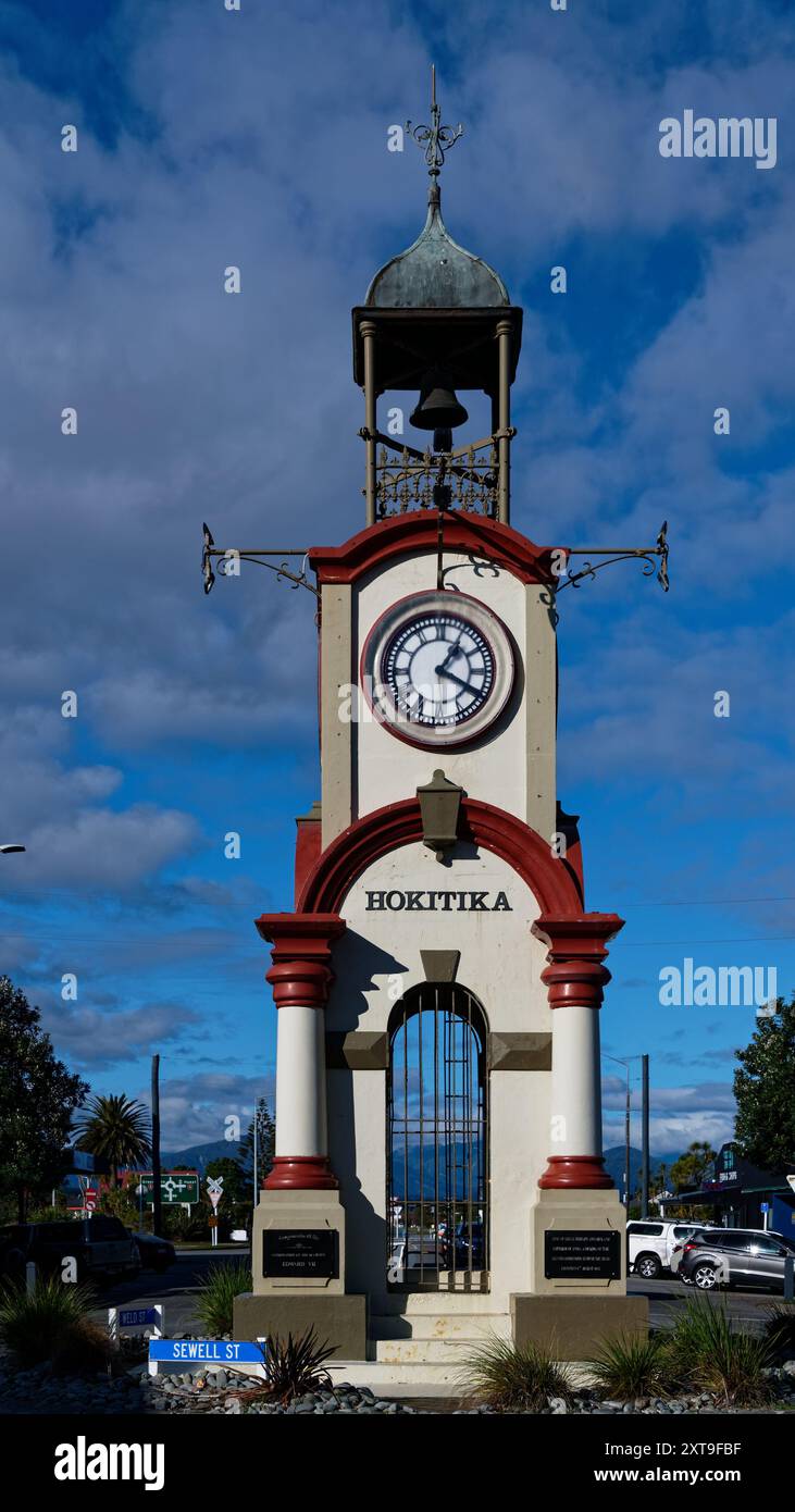 Hokitikas Uhrenturm, mitten in einem Kreisverkehr in dieser Stadt an der Westküste. Stockfoto