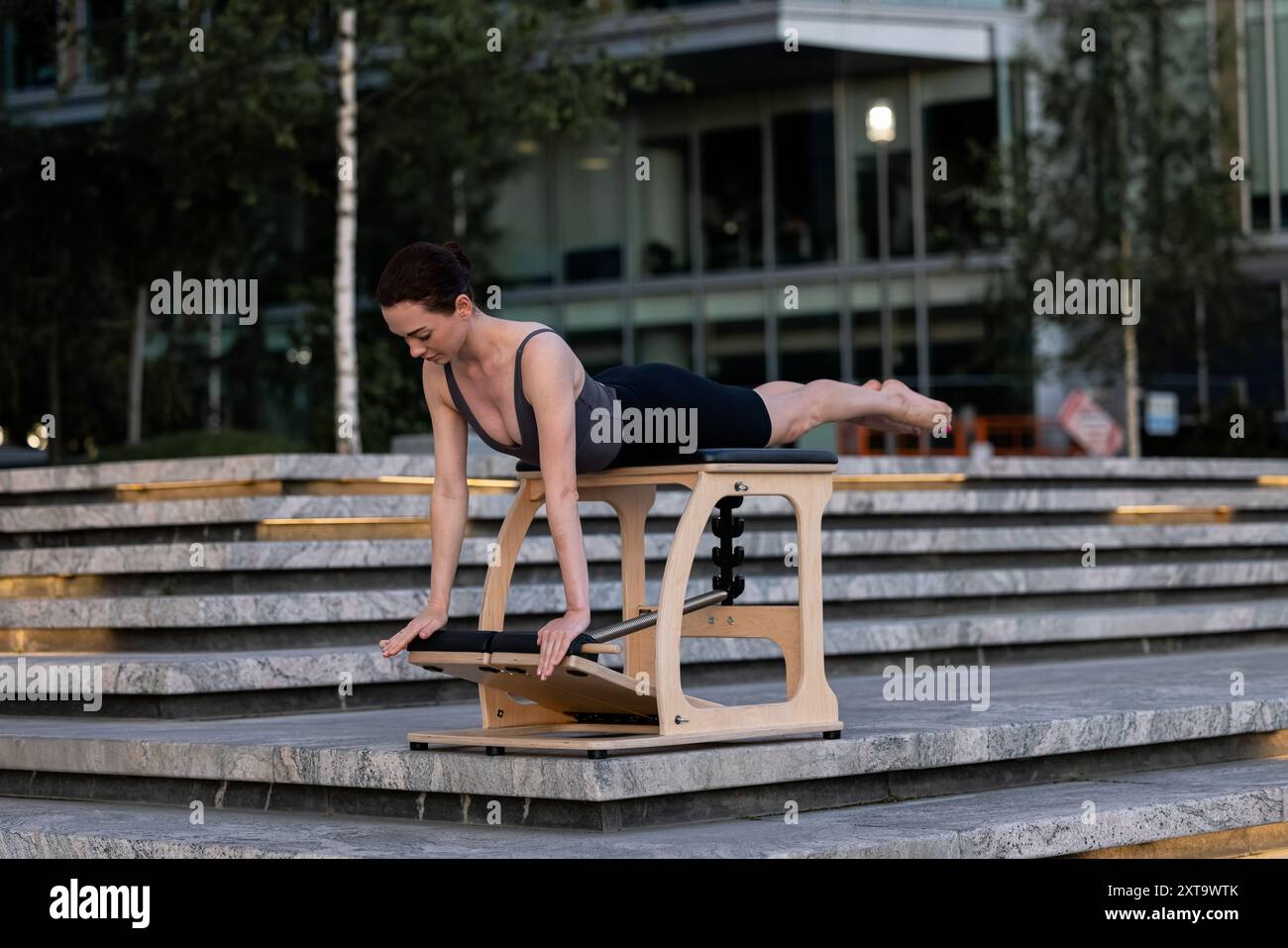 Pilates Reformer Stuhl Frau Fitness Yoga Gym Übung. Korrektur des Bewegungsapparates, schöner Körper. Stockfoto