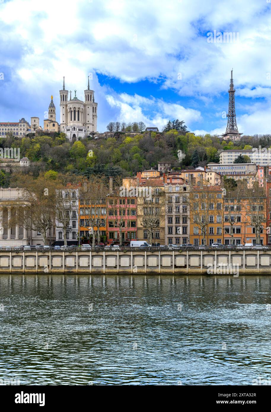 Basilique Notre-Dame de Fourvière und Old Lyon aus dem Quai du Maréchal Joffre am Zusammenfluss in Lyon. Darunter befindet sich der Fluss Saône. Stockfoto