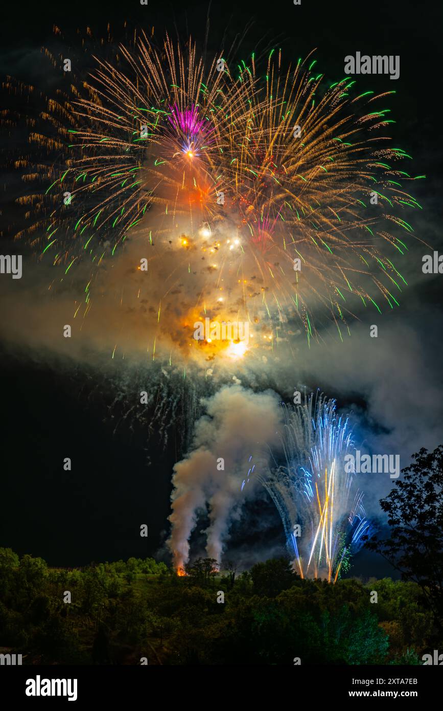 Spektakuläres farbenfrohes Feuerwerk für die Feier zu Ehren des schutzheiligen. Pratola Peligna, Provinz L'Aquila, Abruzzen, Italien, Europa Stockfoto