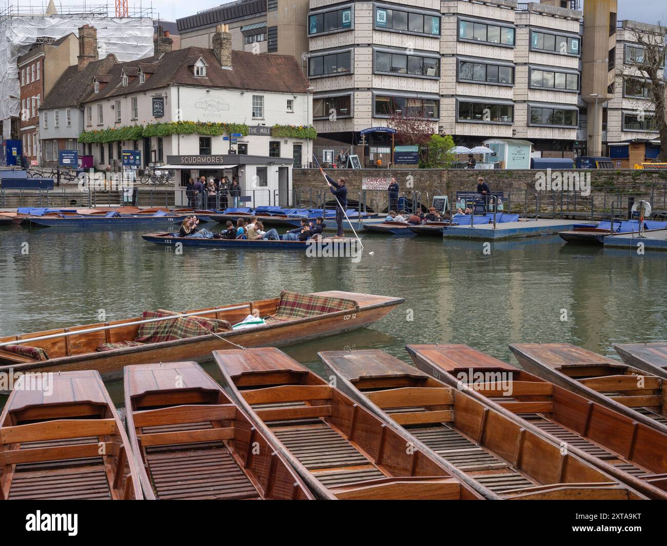 Blick auf Scudamore's Punting Station, Magdalene Bridge, Cambridge, Großbritannien Stockfoto