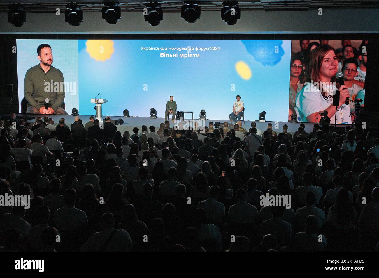 Nicht exklusiv: KIEW, UKRAINE - 12. AUGUST 2024 - Präsident der Ukraine Wolodymyr Zelenskij (L) nimmt am Ukrainischen Jugendforum zur internationalen Jugend Teil Stockfoto