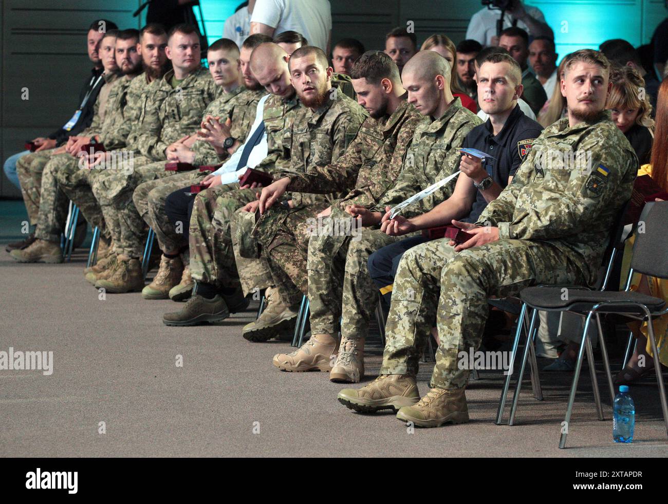 Nicht exklusiv: KIEW, UKRAINE - 12. AUGUST 2024 - Teilnehmer, einschließlich Soldaten, werden während des ukrainischen Jugendforums zur internationalen Jugend fotografiert Stockfoto
