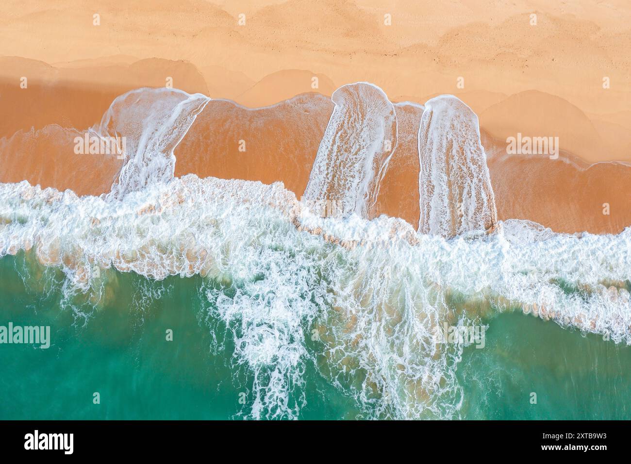 Luftaufnahme der Wellenmuster an einem Sandstrand am Lakes Entrance in Gippsland, Victoria, Australien. Stockfoto