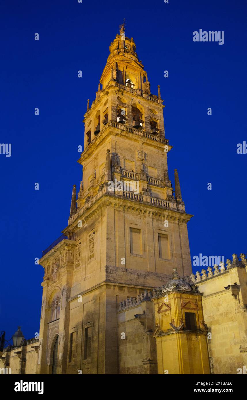 Spanien: Der Glockenturm, Mezquita oder die Moschee-Kathedrale von Cordoba (Kathedrale unserer Lieben Frau von der Himmelfahrt), Cordoba. Der Bau der Großen Moschee begann 785–786 und endete ein Jahr später 786–787. 1236 wurde Córdoba von König Ferdinand III. Von Kastilien als Teil der Reconquista erobert. Nach der Eroberung der Stadt wurde die Moschee in eine katholische Kathedrale umgewandelt, die der Jungfrau Maria (Santa Maria) geweiht ist. Stockfoto