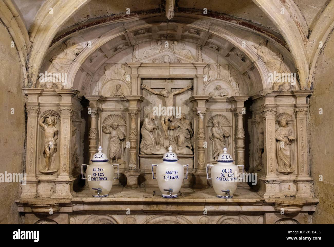 Spanien: Capilla de San Bernabe (Kapelle des Heiligen Barnabas), Mezquita oder die Moschee-Kathedrale von Cordoba (Kathedrale unserer Lieben Frau von der Himmelfahrt), Cordoba. Der Bau der Großen Moschee begann 785–786 und endete ein Jahr später 786–787. 1236 wurde Córdoba von König Ferdinand III. Von Kastilien als Teil der Reconquista erobert. Nach der Eroberung der Stadt wurde die Moschee in eine katholische Kathedrale umgewandelt, die der Jungfrau Maria (Santa Maria) geweiht ist. Stockfoto
