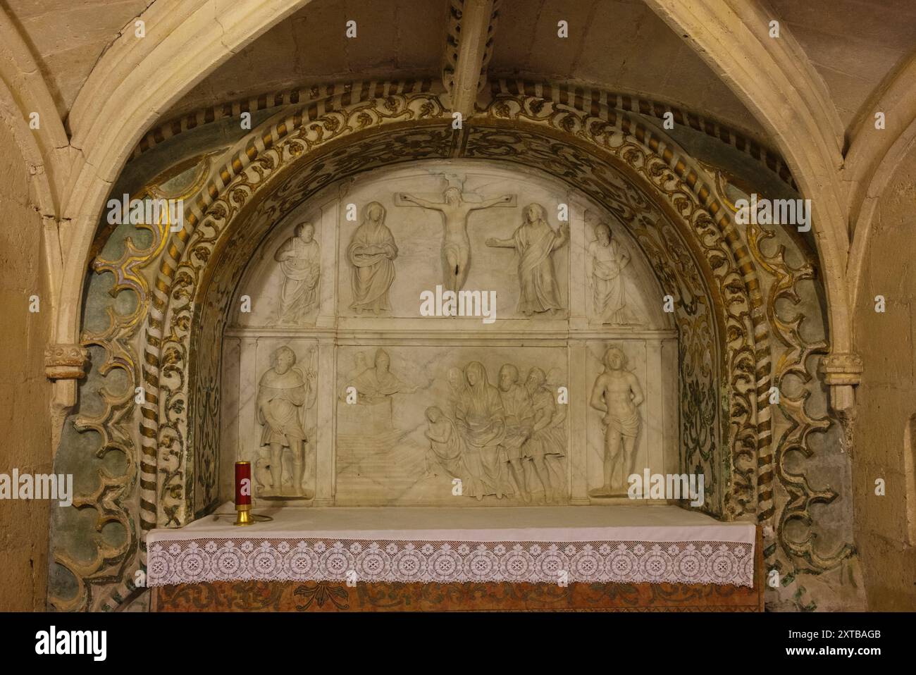 Spanien: Mezquita oder die Moschee-Kathedrale von Cordoba (Kathedrale unserer Lieben Frau von der Himmelfahrt), Cordoba. Der Bau der Großen Moschee begann 785–786 und endete ein Jahr später 786–787. 1236 wurde Córdoba von König Ferdinand III. Von Kastilien als Teil der Reconquista erobert. Nach der Eroberung der Stadt wurde die Moschee in eine katholische Kathedrale umgewandelt, die der Jungfrau Maria (Santa Maria) geweiht ist. Stockfoto