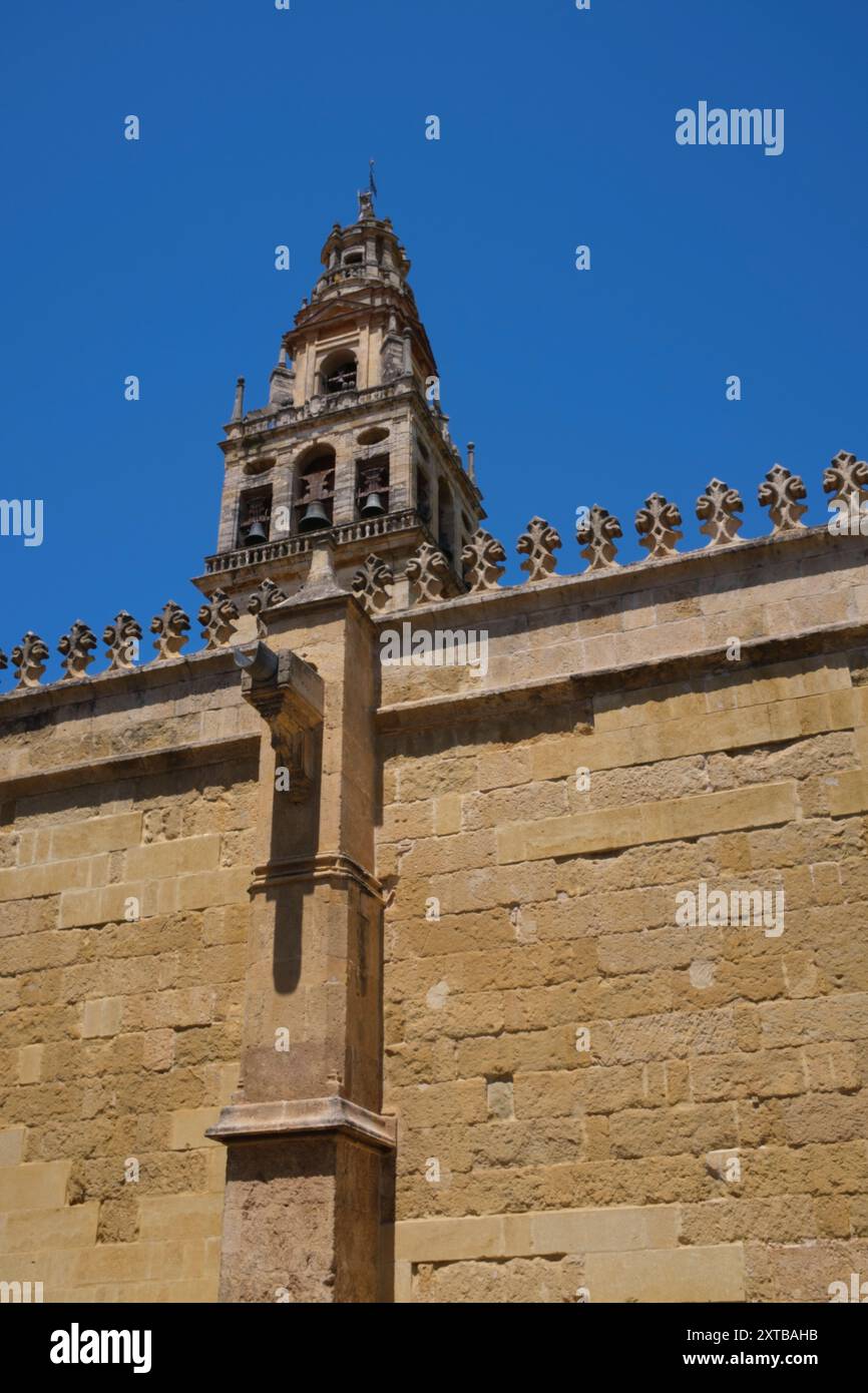 Spanien: Der Glockenturm, Mezquita oder die Moschee-Kathedrale von Cordoba (Kathedrale unserer Lieben Frau von der Himmelfahrt), Cordoba. Der Bau der Großen Moschee begann 785–786 und endete ein Jahr später 786–787. 1236 wurde Córdoba von König Ferdinand III. Von Kastilien als Teil der Reconquista erobert. Nach der Eroberung der Stadt wurde die Moschee in eine katholische Kathedrale umgewandelt, die der Jungfrau Maria (Santa Maria) geweiht ist. Stockfoto