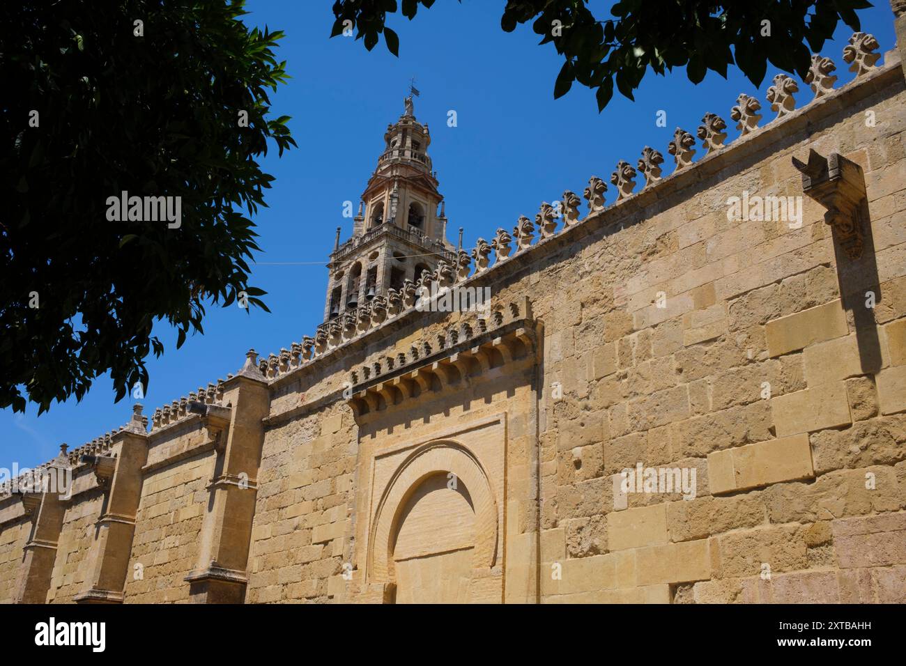 Spanien: Der Glockenturm, Mezquita oder die Moschee-Kathedrale von Cordoba (Kathedrale unserer Lieben Frau von der Himmelfahrt), Cordoba. Der Bau der Großen Moschee begann 785–786 und endete ein Jahr später 786–787. 1236 wurde Córdoba von König Ferdinand III. Von Kastilien als Teil der Reconquista erobert. Nach der Eroberung der Stadt wurde die Moschee in eine katholische Kathedrale umgewandelt, die der Jungfrau Maria (Santa Maria) geweiht ist. Stockfoto
